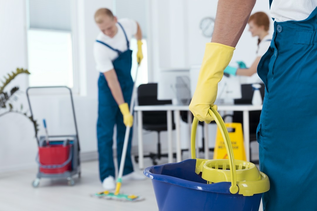 Outsourcing firmy sprzątającej jako sposób na optymalizację kosztów sprzątania w firmie
